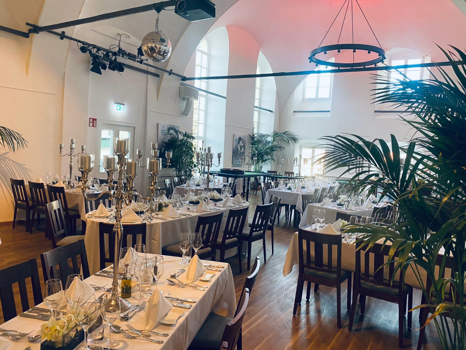 Im hellen Saal der Schlossbrauerei Valley finden rund 100 Gäste Platz zum Feiern.