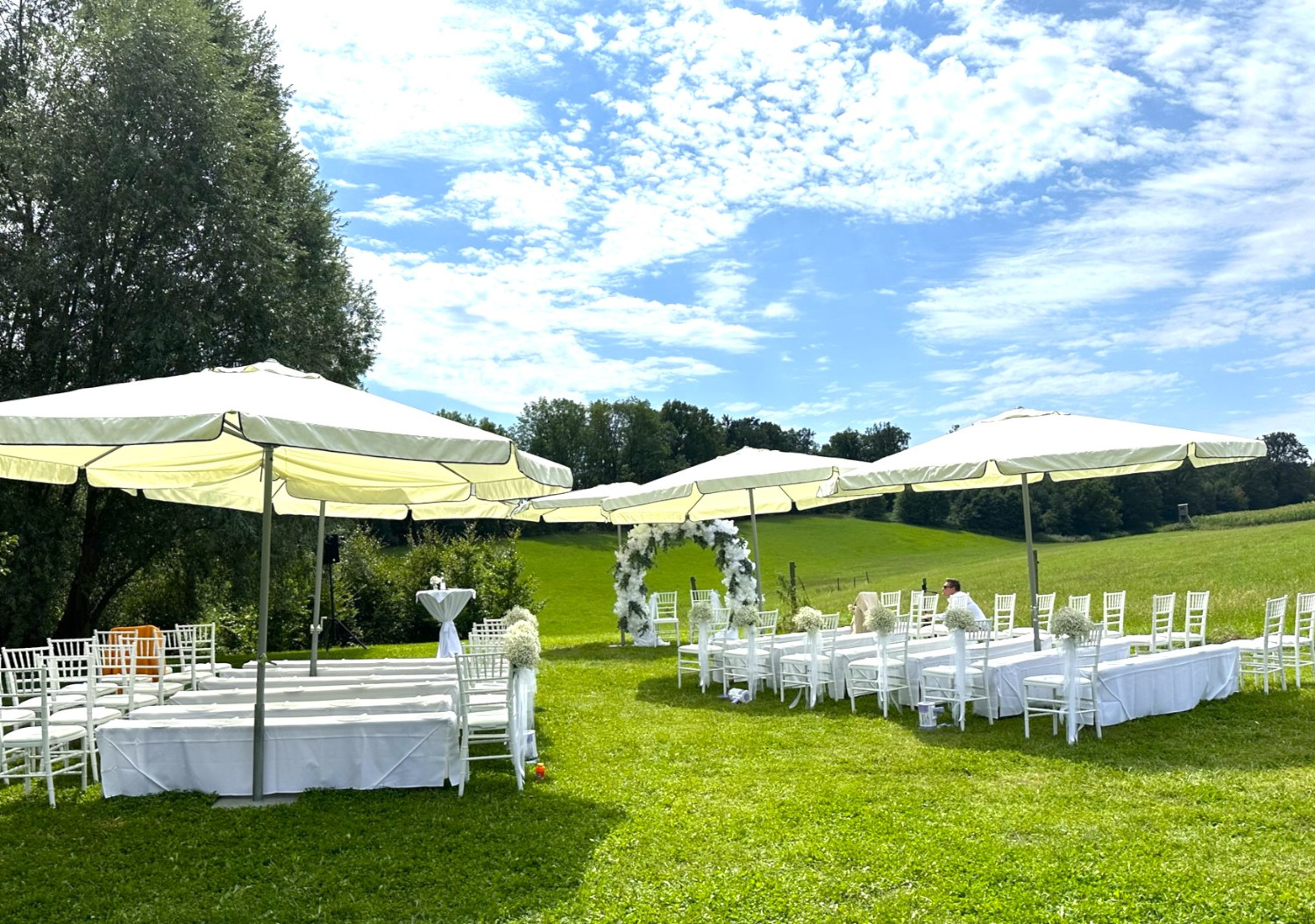 Idyllische Hochzeit im Freien auf dem Gut Thurnsberg – mitten in der Natur.