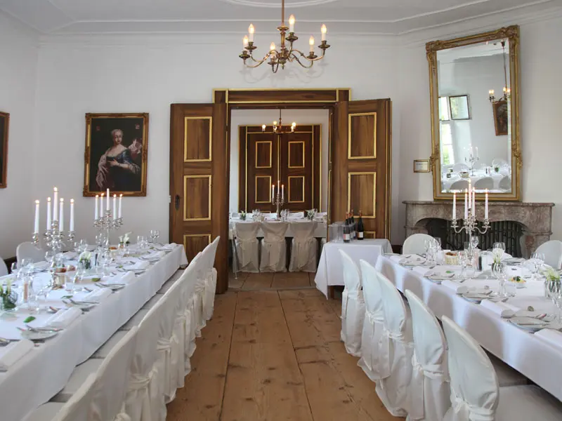 Sie träumen von einer eleganten Hochzeit? Dann ist das Schloss Pertenstein genau die richtige Location für Sie.