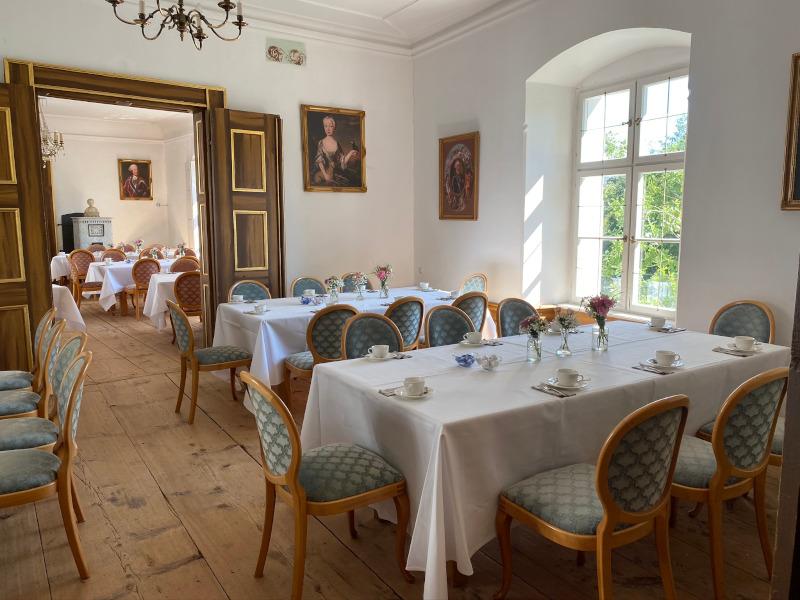 Nobel und leger – das spiegelt sich in den Räumlichkeiten von Schloss Pertenstein wider.